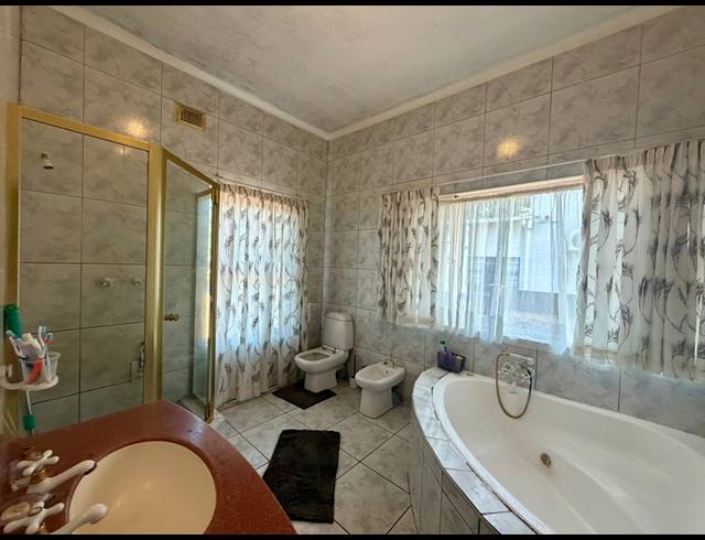 3 BEDROOM FREEHOLD FOR SALE IN MEER EN SEE